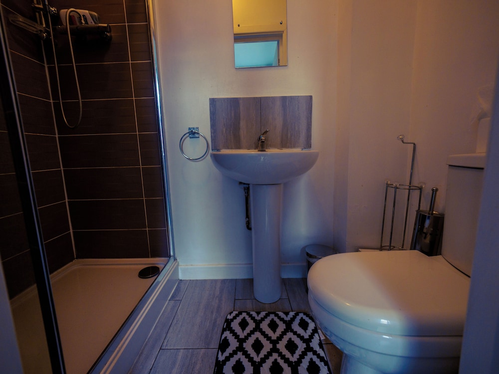 Ensuite4 Woodhouse private bath 2kitchen