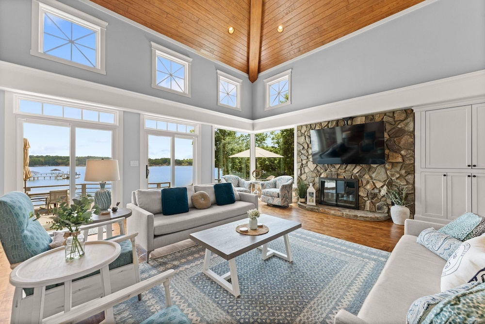 Paradise Pointe by Avantstay Lakefront Views Playset