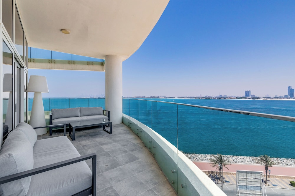 Globalstay Luxury Azizi Mina Beachfront