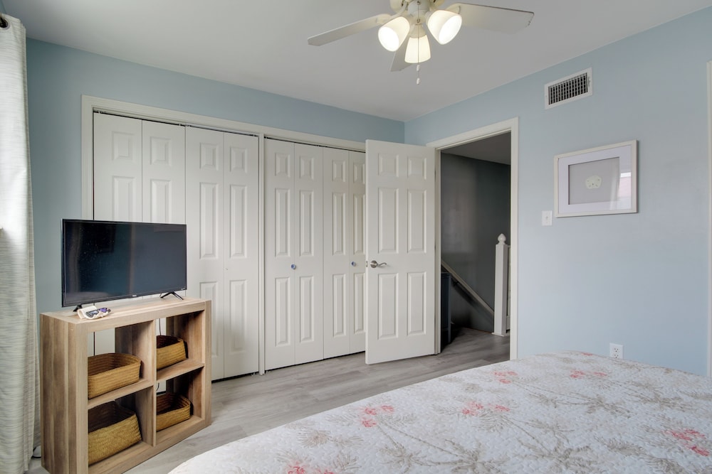 Near Beach & Casinos: Biloxi Condo w/ Pool Access