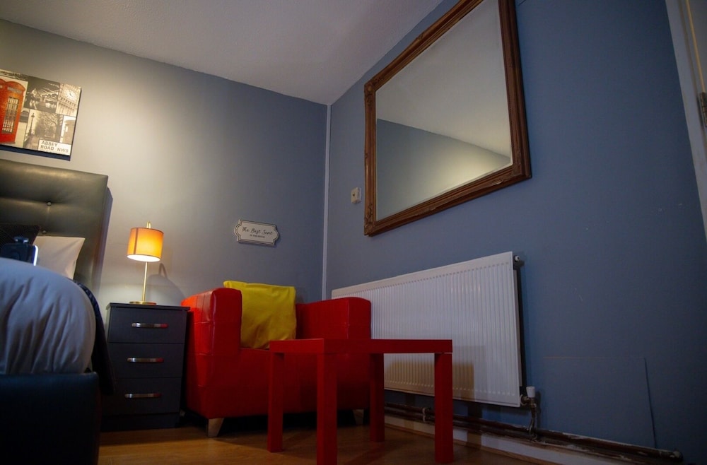 Living Large 5BR Home - Parking - Ideal for Groups