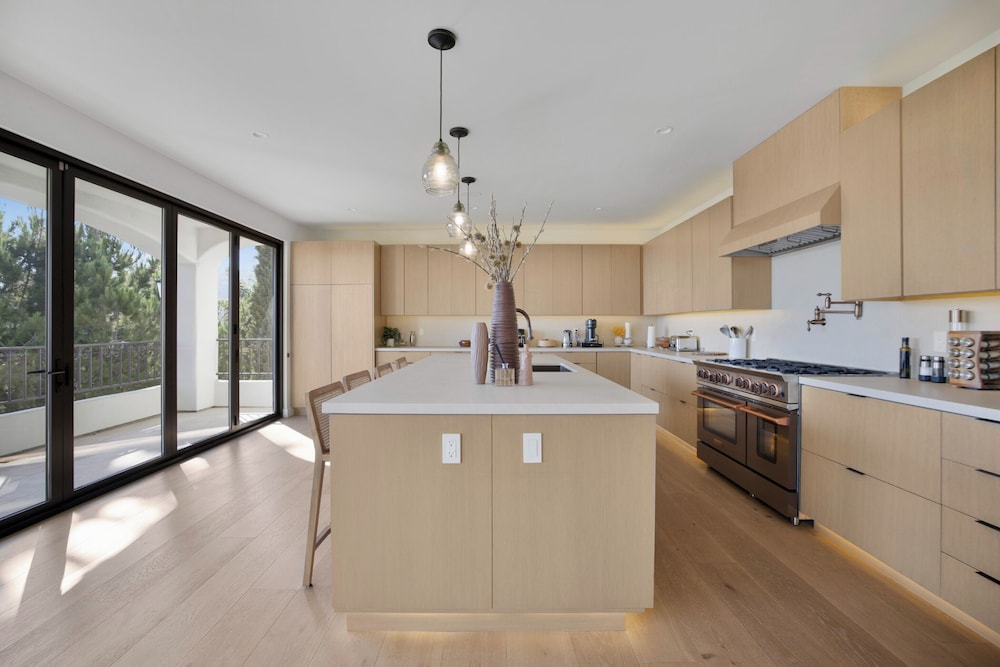 Villa Solea - Mulholland Retreat w/ Pool, Spa & Iconic LA Views