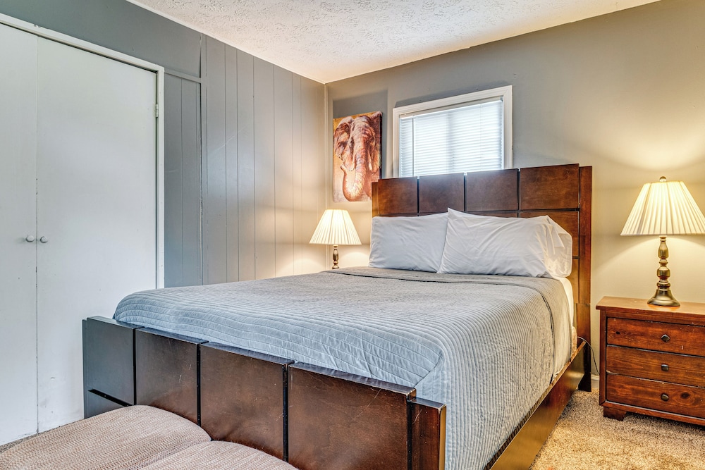 8 Mi to Dtwn Indianapolis: Family Home w/ Yard!