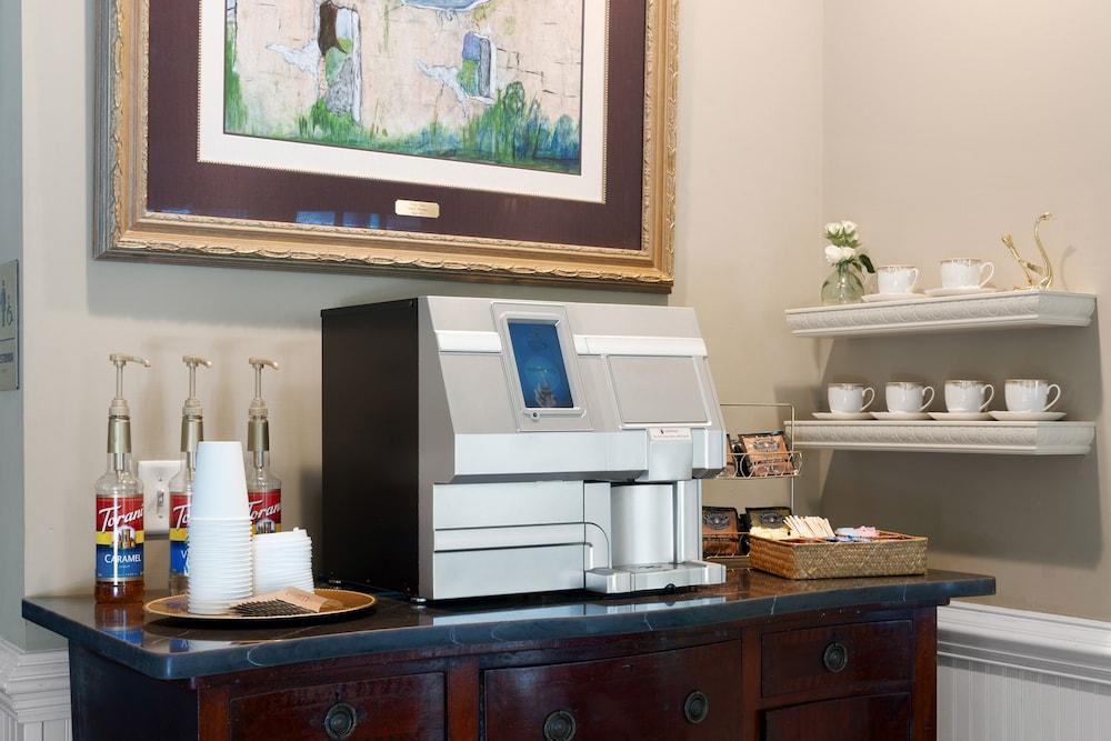 St Simons Island Vacations - Village Inn and Pub - Property Image 2