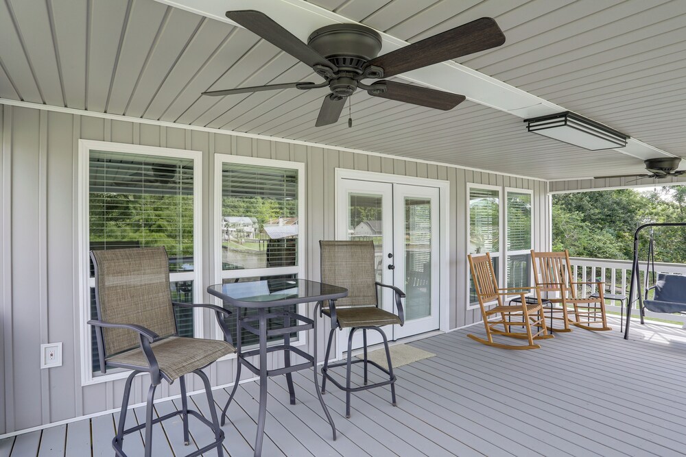 Riverfront Family Retreat w/ Yard in Saint Amant
