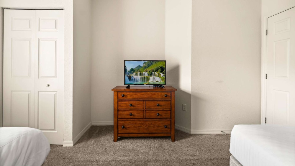 Upstay Modern 3BR Townhome w Pool Near Disney