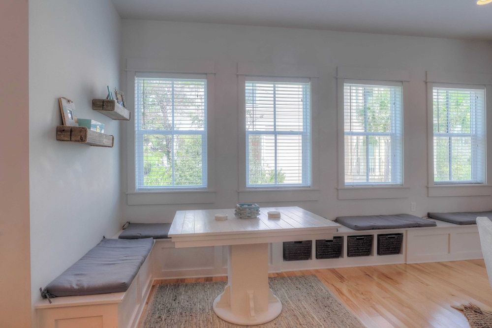 Dunn Inn 2 by Avantstay Walk to Beach, Pool Access, Sleeps 17!