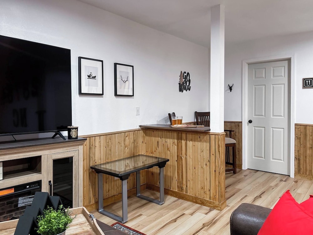 3 Kings 4 Bunks-sleeps 10-smart TV X6-parking out Front-full Kitchen-hot Tub