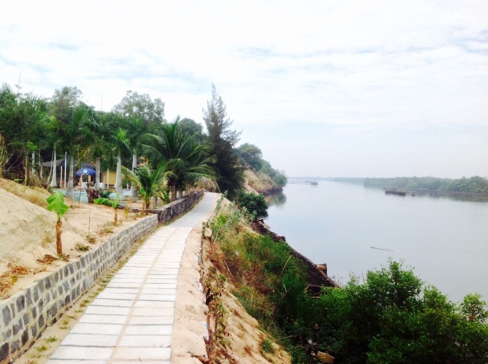 River Ray Estates