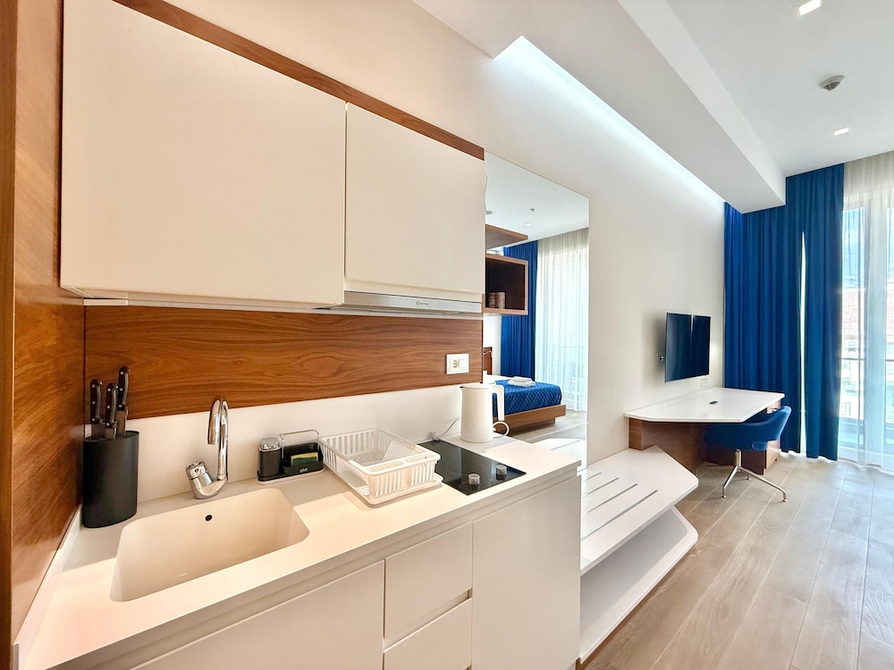 Condo Studio Plaza