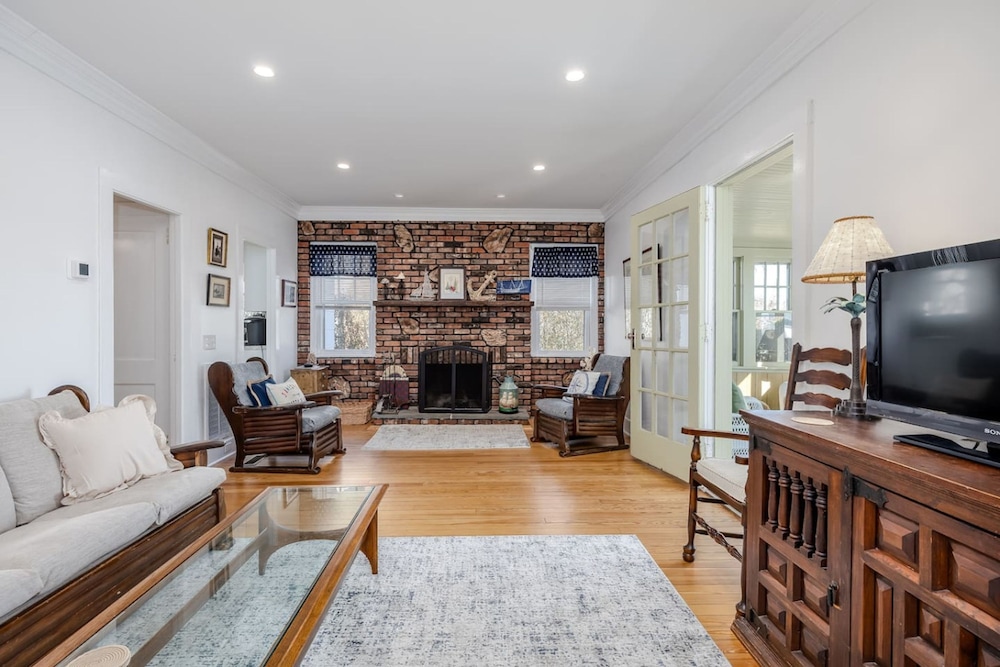 Beachfront Retreat - 5BR Home With Stunning Views