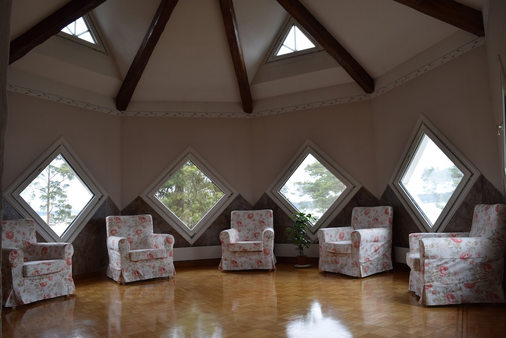 Albert's Manor