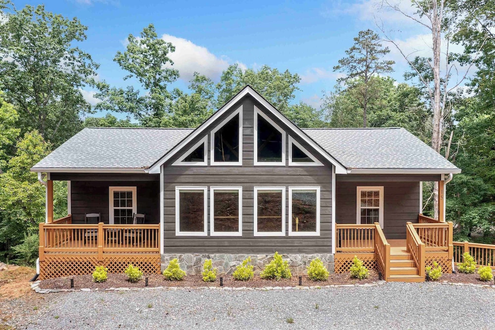 New Listing - Luxurious Mountain Home for 8 With Amenities