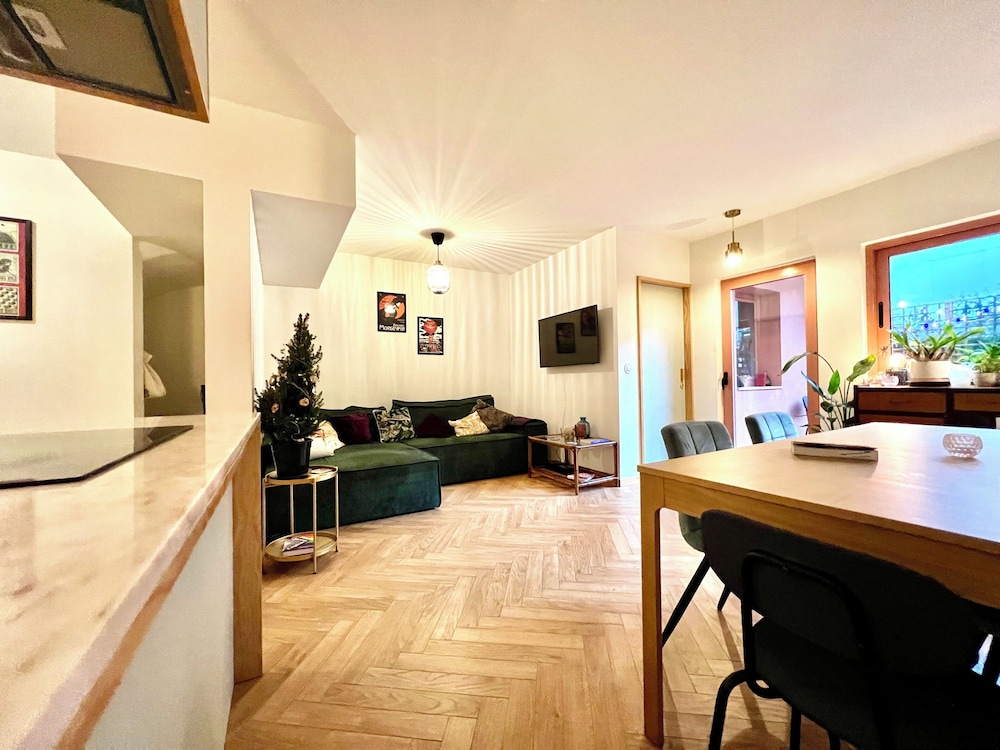 Alegr0 · 60s Chic Central Apartment w/ Garden