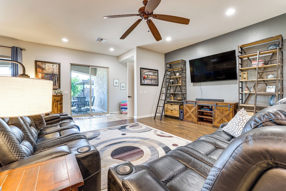 Swim-up Bar & Putting Green: Goodyear Getaway!