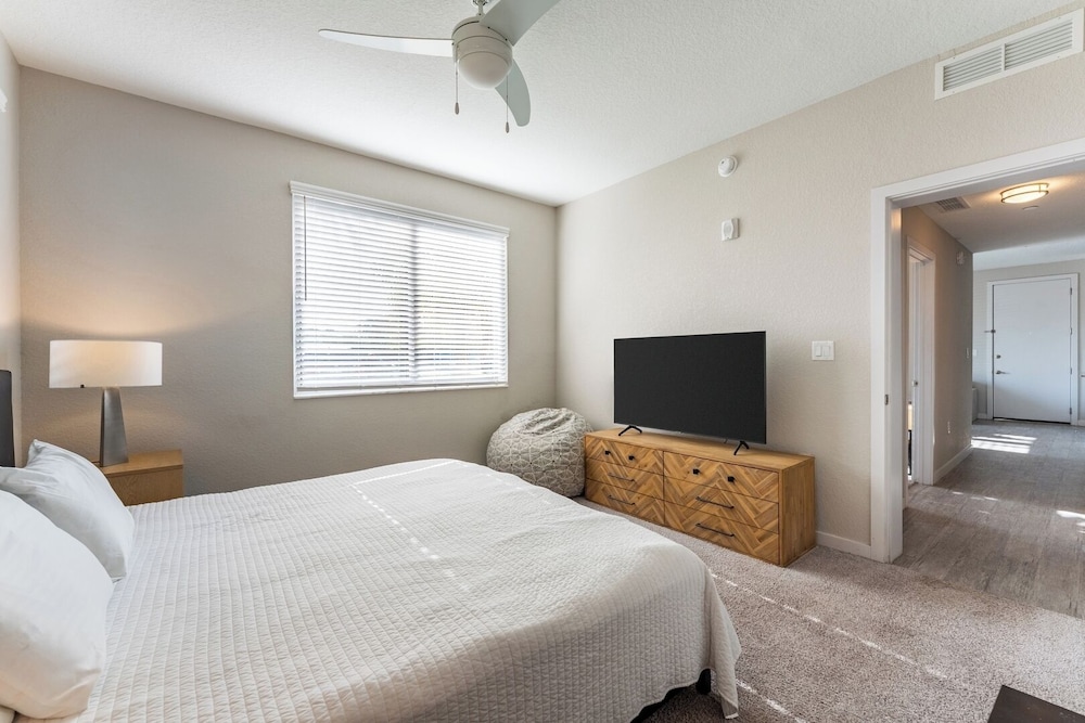 Daytona 2BR Getaway Parking Family & Pet-friendly