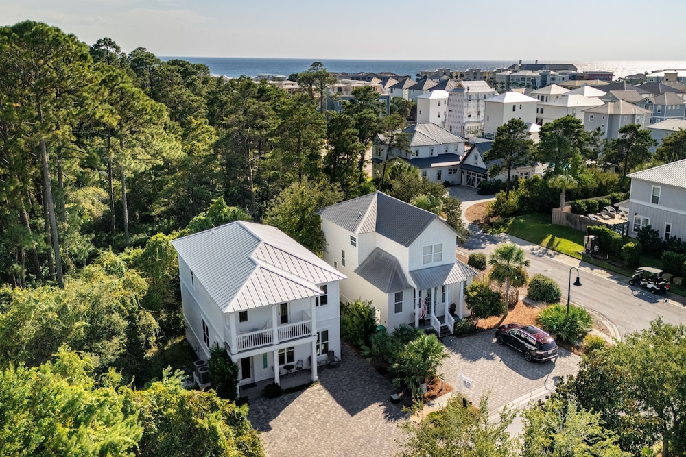 Gulf Coast Gem by Avantstay 3 Blocks to Beach Town Plaza Community Pool