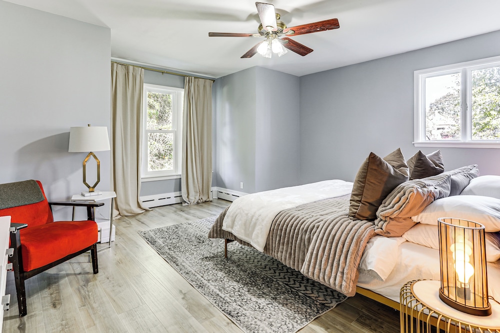 2 Mi to Uscg Academy! Convenient New London Home