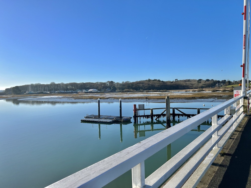 Charming 2-bed Family Cottage Your West Bay Retreat