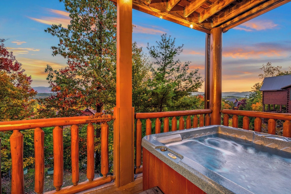A View for All Seasons by Avantstay 12bdr w/ Game Room, Hot Tub, Movie Theater, Deck Views