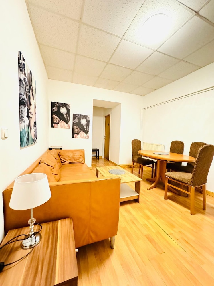Cityside Two Bedroom Apt Budget Stay