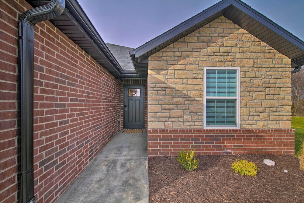 Charming Ozark Abode w/ Yard & Pool Access