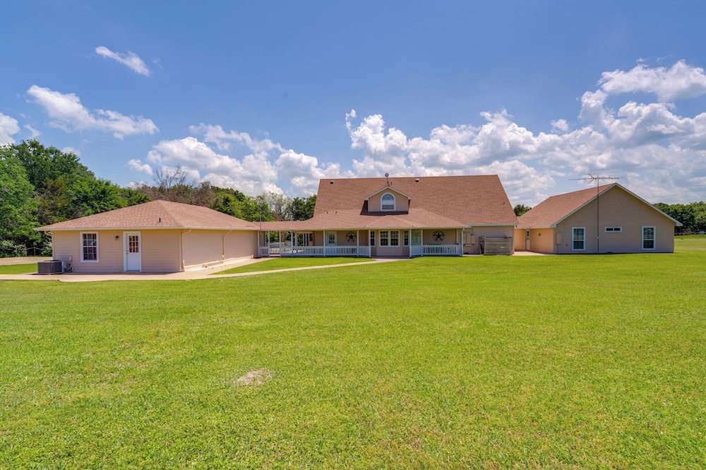 Sunrise Cove RC Llc: Lakefront Home w/ 2 Casitas!