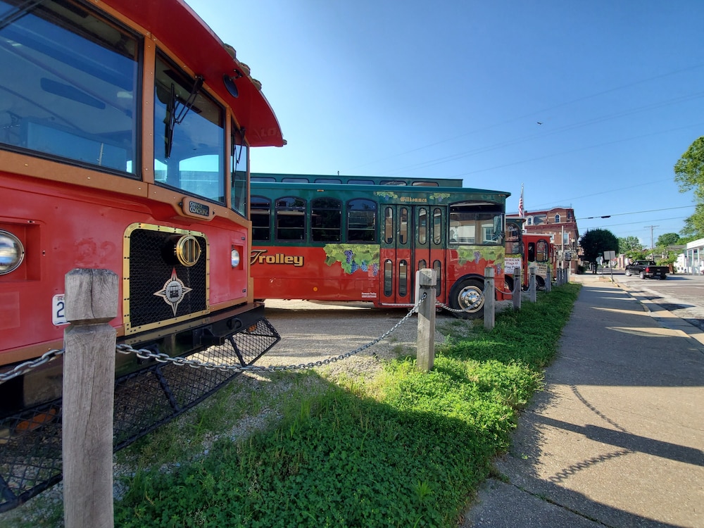Historic Iron Horse Inn