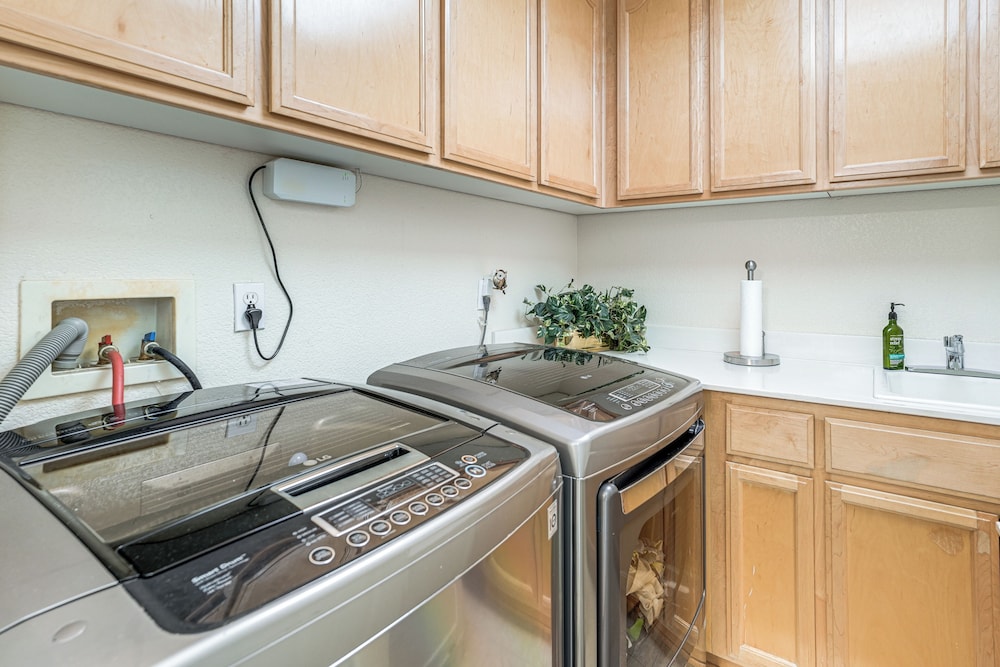 3 Mi to Main St Tracy: Homey Retreat w/ Game Room!