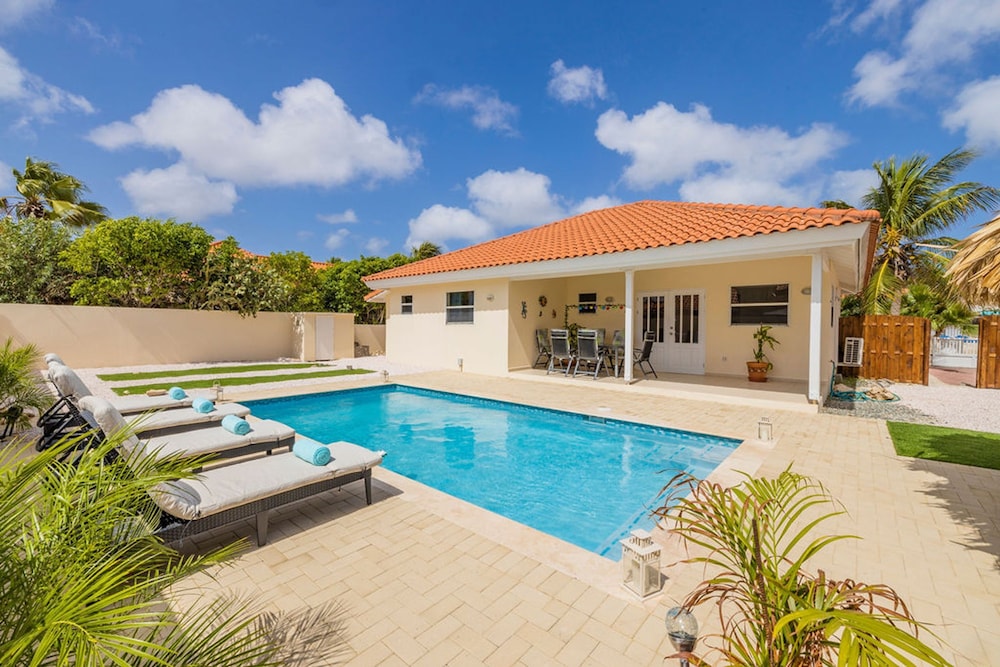 Cozy 3br2ba Great Location w Private Pool Patio