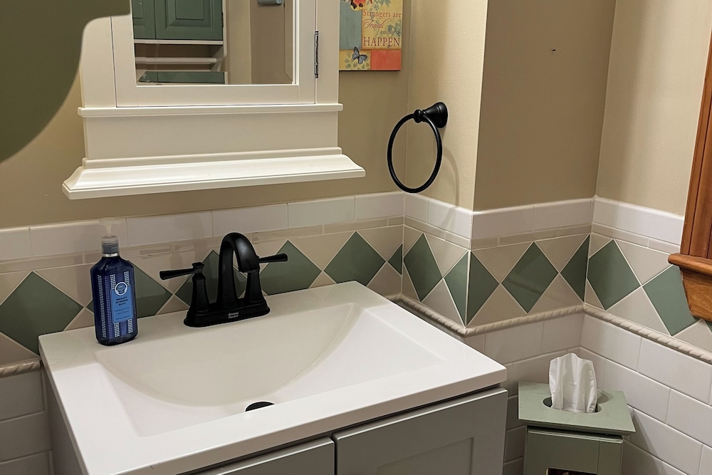 2BR Updated Dtwn Condo: Streaming, Patio, W & D