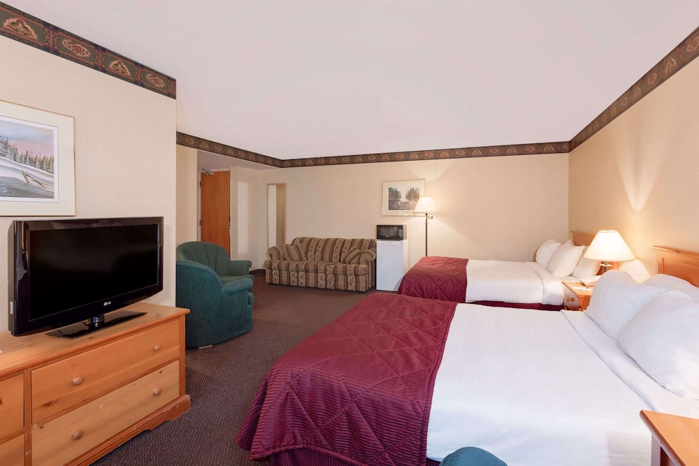 North Bay Vacations - Ramada by Wyndham Pinewood Park Resort North Bay - Property Image 35