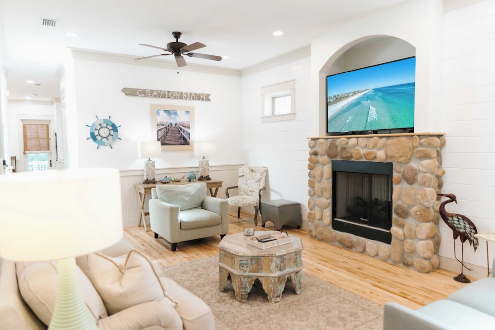 5 Mins to Beach, Shared Pool, Covered Deck, Bikes Heron Cottage by Avantstay