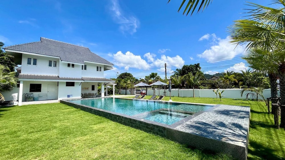 Khaolak Pool Villa With 3 Bedrooms