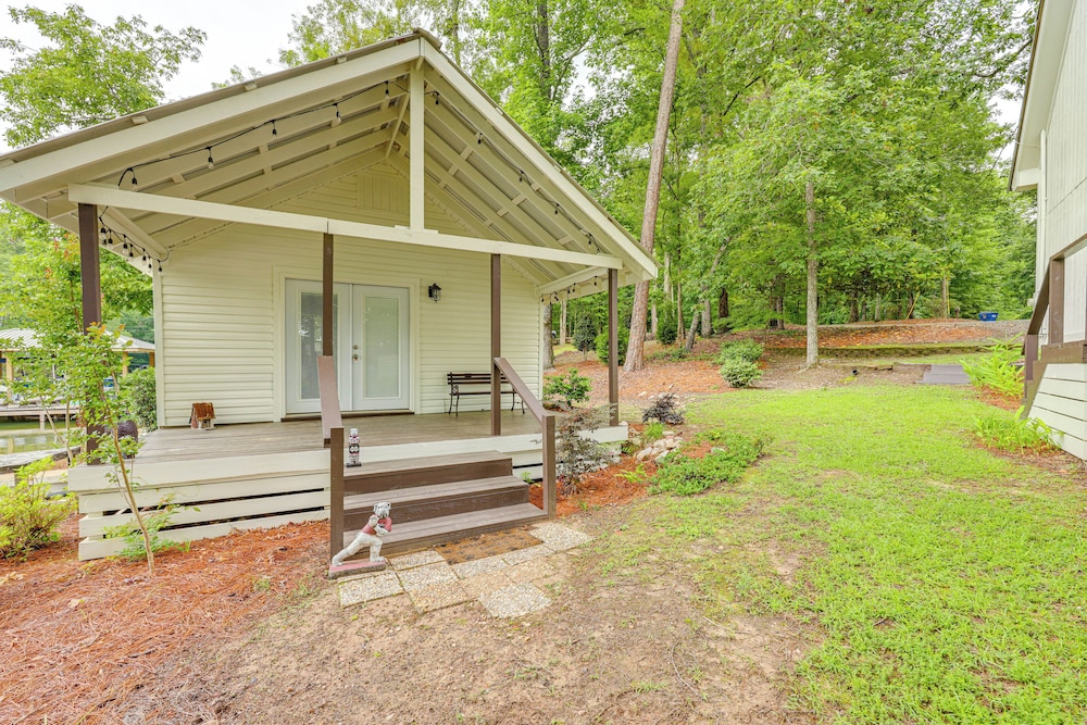 Waterfront Gem on Lake Martin w/ Kayaks & Dock!