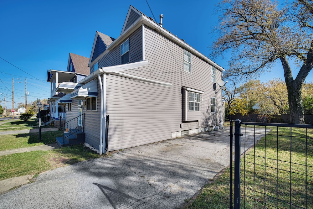 8 Mi to Dtwn: Cleveland Family Home