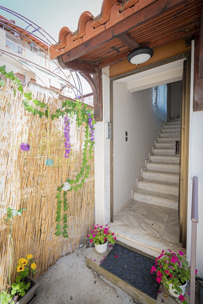 Vera s Apartment by Rentalspro Services photo 1