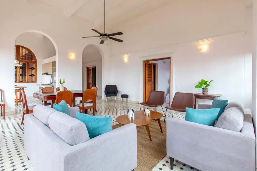 2CM-B1 APARTAMENTO EN GETSEMANI CON BALC