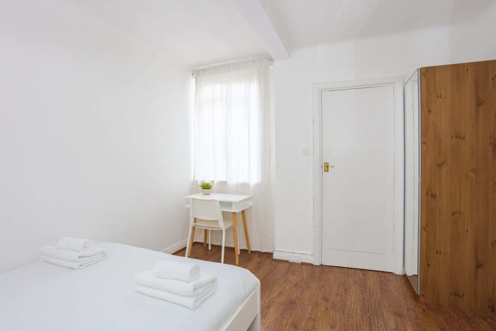 Contemporary 2 Bedroom Flat in Bayswater