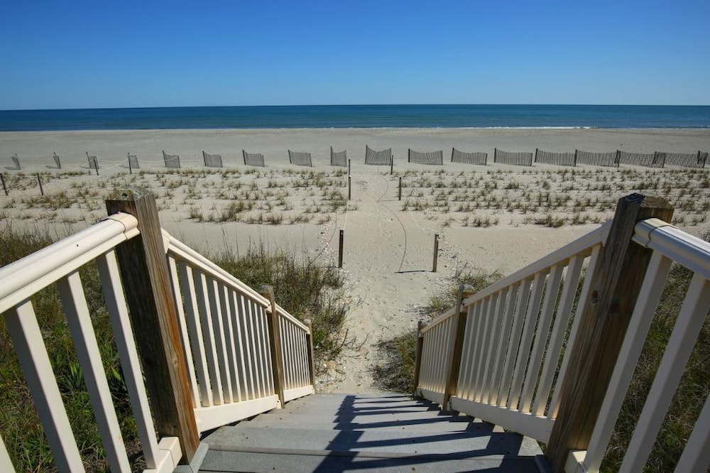 Windchimes 4 Bedroom Home by RedAwning