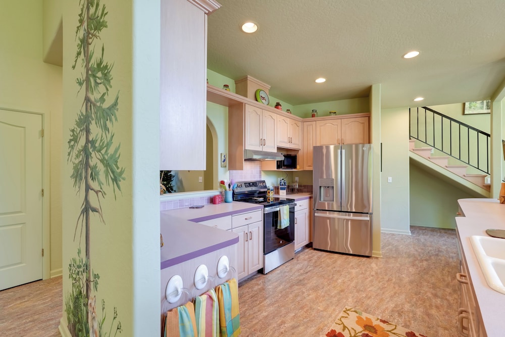 Prime Mckenzie River Gem: Sunroom + Views!
