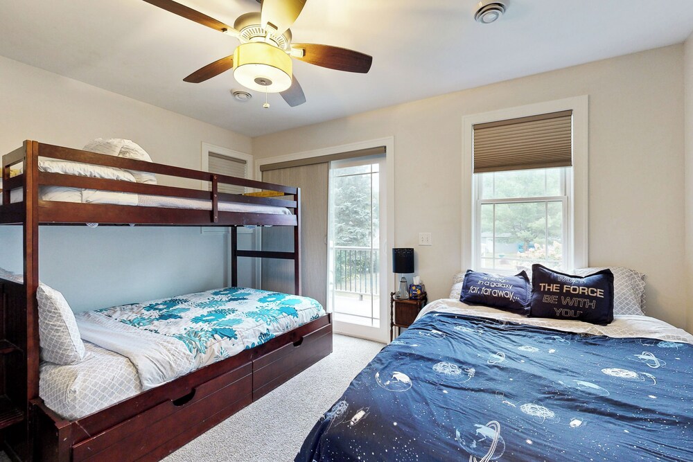 4 BR Tranquil Lakefront Retreat w/ Fire Pit