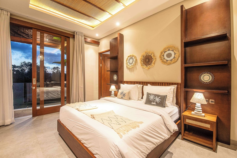 5-br Beach Villa in Canggu Overlooking Rice Fields