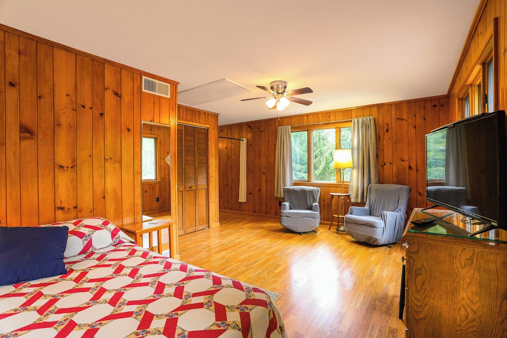 Wooded Retreat on 5 Acres: 6 Mi to Edinboro Lake!