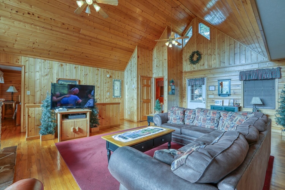 An Amazing View - 4 Bedrooms, 3.5 Baths, Sleeps 10 Cabin by RedAwning