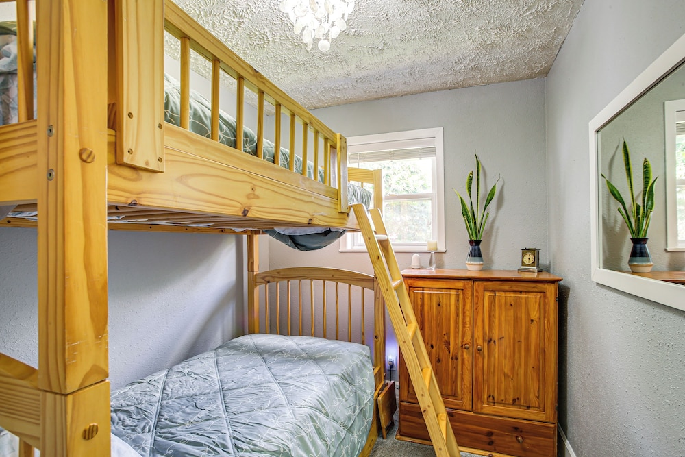 Hot Tub, Deck & Mtn Views: Nine Mile Falls Duplex