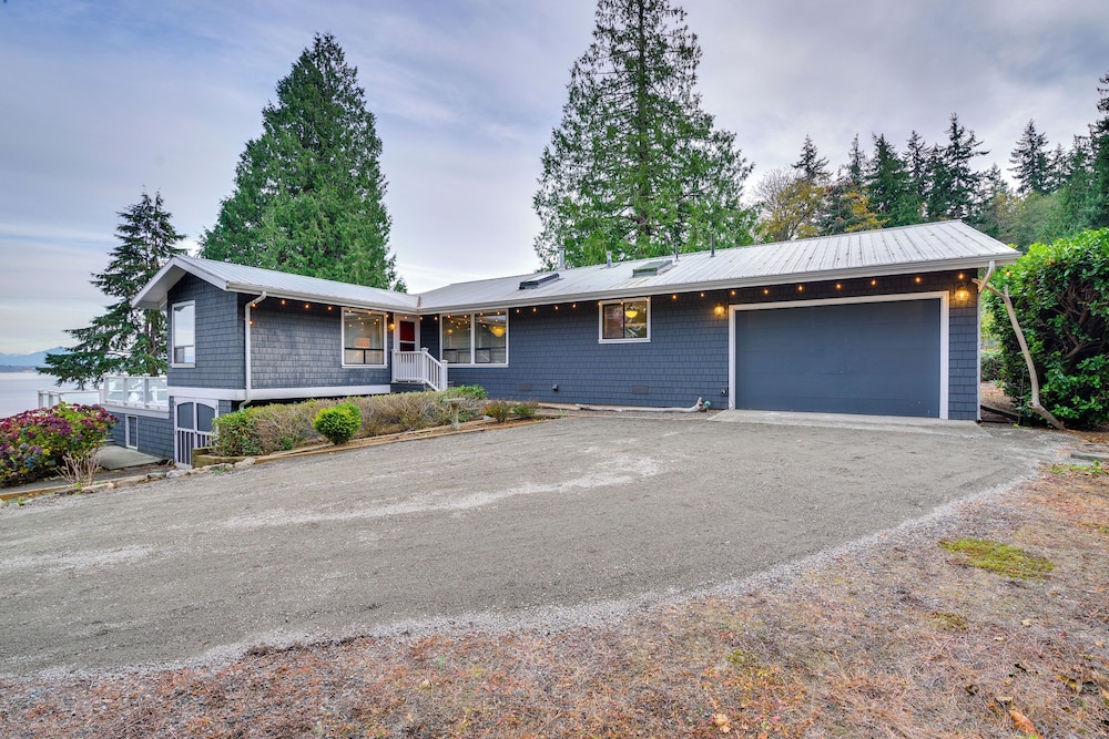 1/4 Mi to Beach: Family Home w/ Spacious Deck!