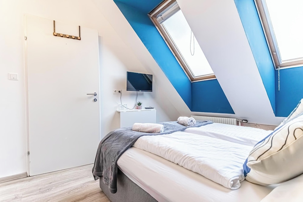 Stunning 12BR Floor For 24 People