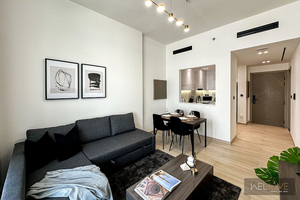 WelHome - Dubai Delight: Luxe Living 1BR at Binghatti Luna