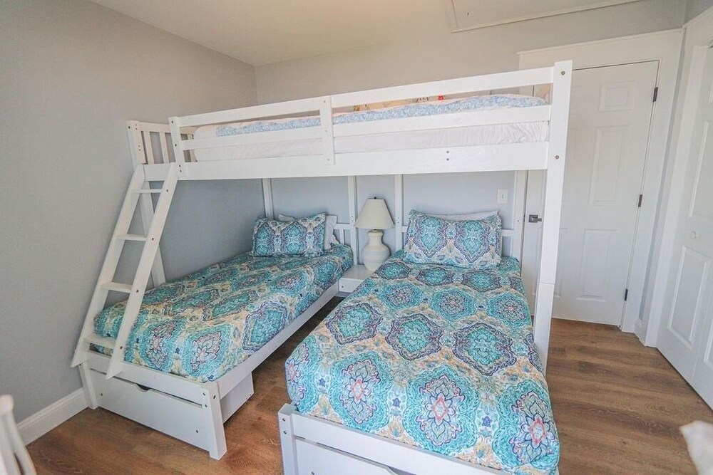 Nauti Time 5 Bedroom Home by RedAwning view 5